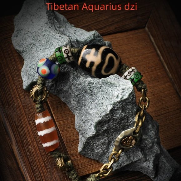 Tibetan Vintage Aquarius Dzi - Picture 1 of 3